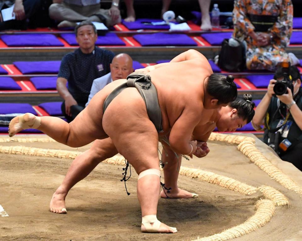 　聖富士（右）を下手投げで下した木竜皇（撮影・持木克友）