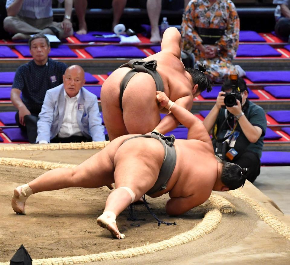 　聖富士（下）を下手投げで下した木竜皇（撮影・持木克友）