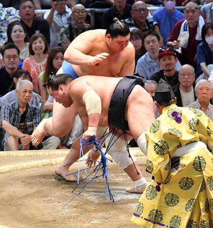 　照ノ富士（手前）を突き落とす大の里（撮影・持木克友）