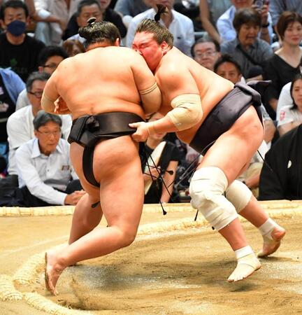 照ノ富士、阿炎に横綱相撲で１敗キープ　早ければ２６日にも１０度目Ｖ　かど番の貴景勝は７敗目