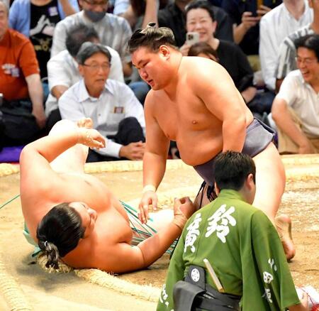 　琴桜（左）を首投げで破った豊昇龍（撮影・持木克友）