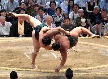 　佐田の海（左）の上手投げに敗れた翠富士（撮影・持木克友）