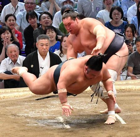 横綱照ノ富士がまるで“赤鬼”の形相　大関陥落＆腹ばいの貴景勝をギロリ　はたき込みで相手はダイブ　１４日目にも優勝