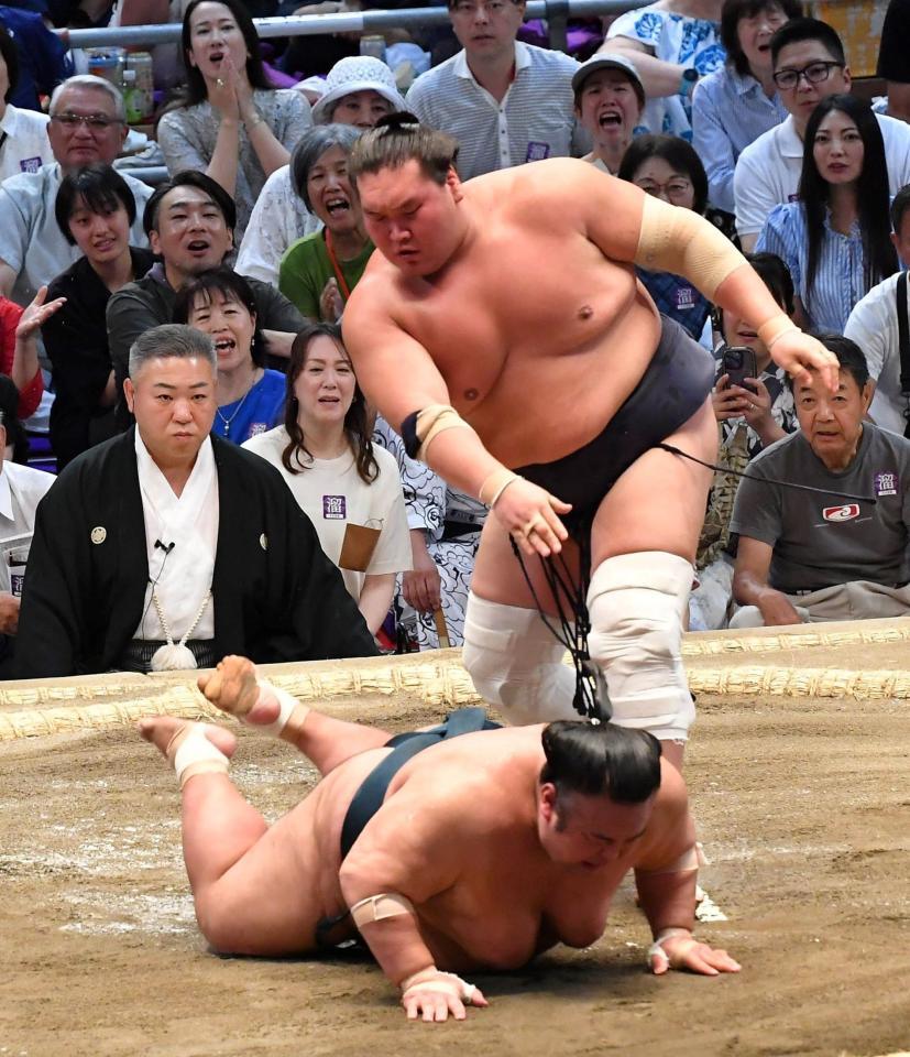 　照ノ富士（右）のはたき込みに敗れた貴景勝（撮影・持木克友）