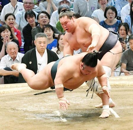 　貴景勝（左）をはたき込みで下す照ノ富士（撮影・持木克友）