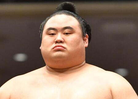 平幕隆の勝が横綱照ノ富士を撃破　舞った座布団が頭に当たるハプニングも　優勝争い生き残り　１差で千秋楽決着へ