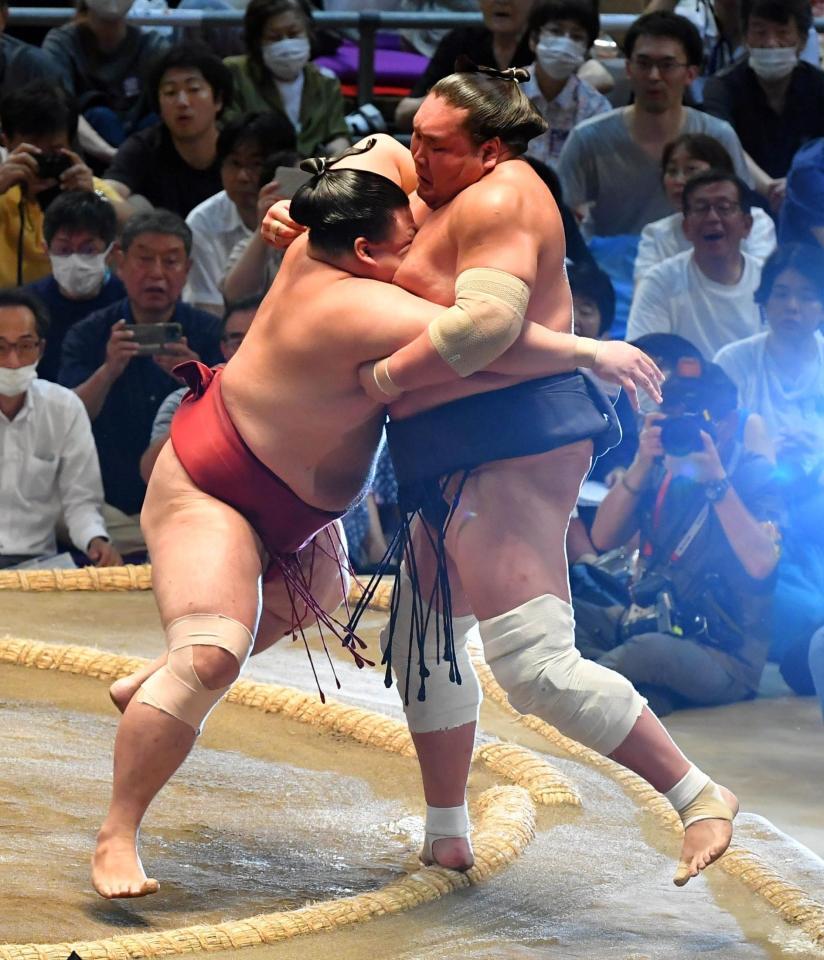 　照ノ富士（右）を寄り切りで破る隆の勝（撮影・持木克友）