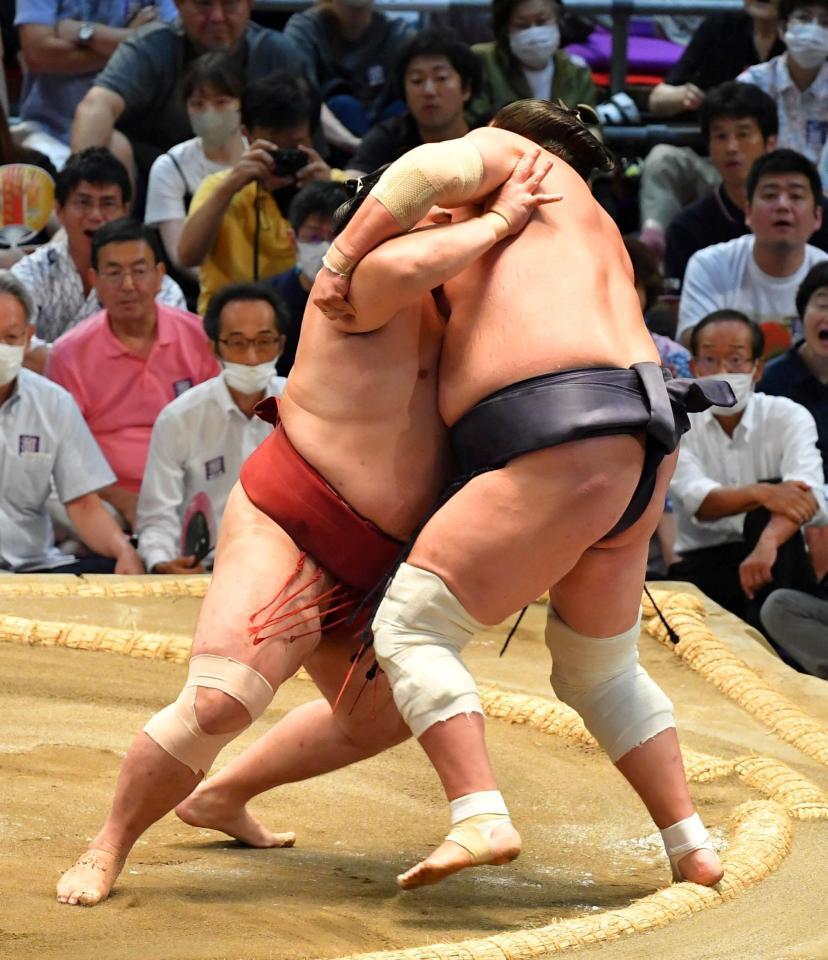 　照ノ富士（右）を寄り切りで破る隆の勝（撮影・持木克友）