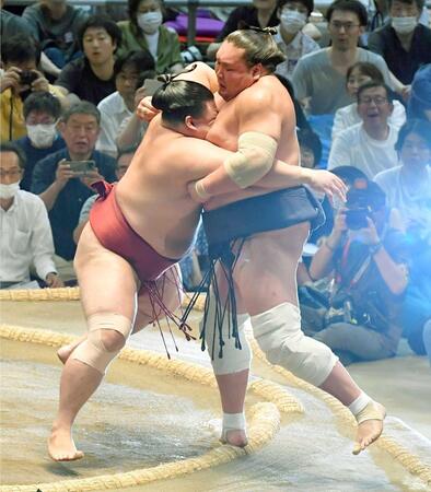 　照ノ富士（右）を寄り切りで破る隆の勝（撮影・持木克友）