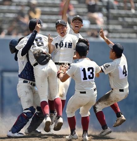 　甲子園出場を決め、喜ぶ大阪桐蔭ナイン＝大阪シティ信金スタ