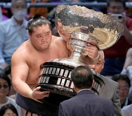 照ノ富士１０度目Ｖ、決定戦制す　休場明けで１２勝３敗