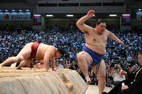 　隆の勝（左）が押し出しで大の里を破る