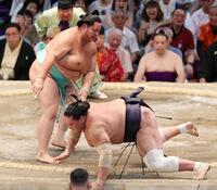 　琴桜（左）が上手出し投げで照ノ富士を破る