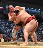 　隆の勝（右）を攻める照ノ富士（撮影・持木克友）