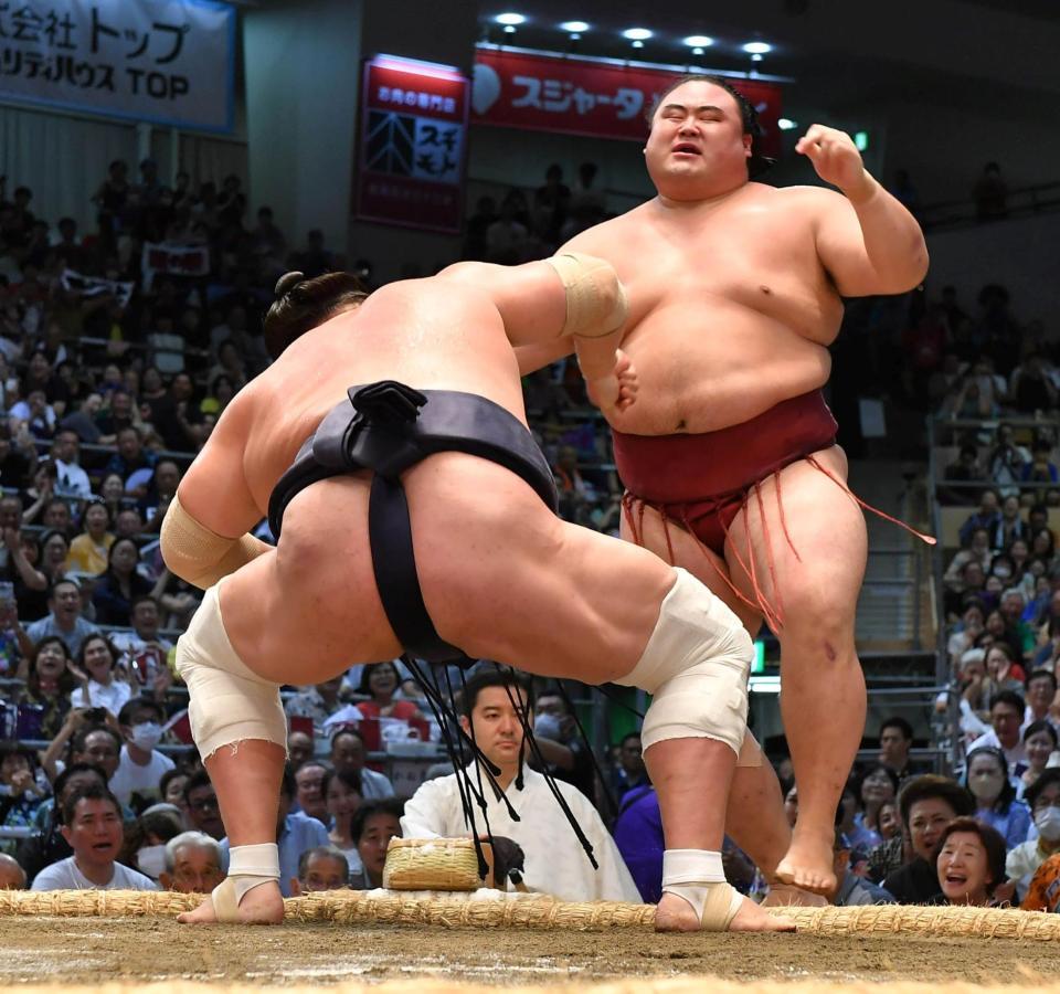 　優勝決定戦で照ノ富士に寄り切られる隆の勝（右）＝撮影・持木克友