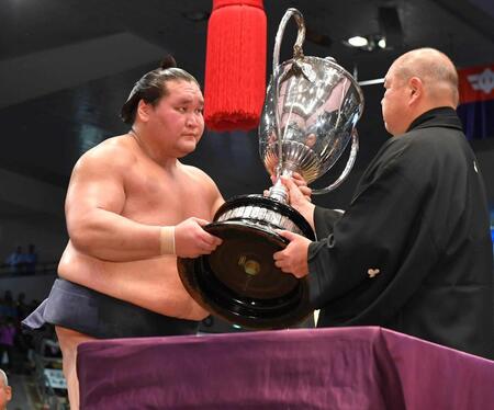 照ノ富士　Ｖ１０　２場所連続休場明けでも綱の貫禄　名横綱“仲間入り”史上１５人目「理想的な相撲完成してきた」