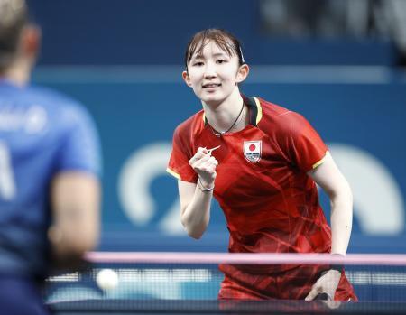 　女子シングルス１回戦　イタリア選手に勝利しガッツポーズする早田ひな＝パリ（共同）