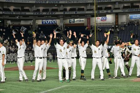 　西濃運輸に勝利し、喜ぶＪＲ東日本東北ナイン＝東京ドーム