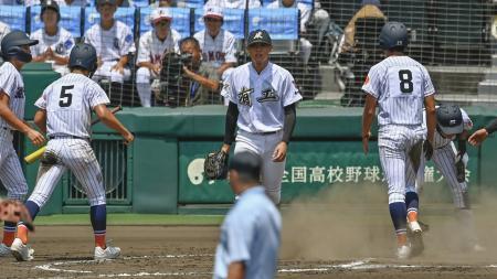 　有田工-滋賀学園　８回表、適時打と失策で２点を勝ち越された有田工の２番手田中（中央）＝甲子園