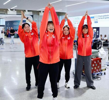 　パリ近郊のシャルル・ドゴール空港に到着し、ポーズをとるフィギュア女子の坂本花織（左から２人目）と男子の鍵山優真（左端）ら（共同）