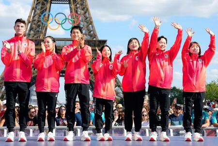 　２０２２年北京冬季五輪フィギュアスケート団体のメダル授与式で、手を振る（左から）小松原尊、小松原美里さん、木原龍一、三浦璃来、坂本花織、鍵山優真、樋口新葉（共同）