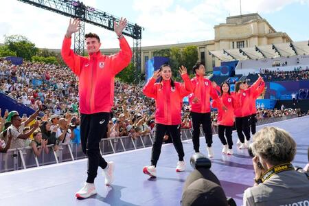 　メダル授与式で、手を振る２０２２年北京冬季五輪のフィギュアスケート団体日本チーム（共同）