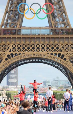 　パリのトロカデロ広場で銀メダルを授与され喜ぶ北京五輪フィギュア団体日本代表メンバー（撮影・吉澤敬太）