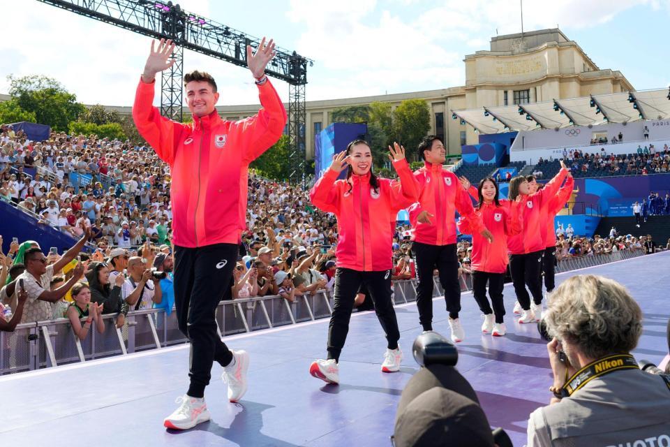 　メダル授与式で、手を振る２０２２年北京冬季五輪のフィギュアスケート団体日本チーム（共同）