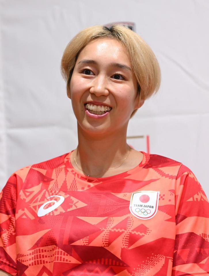 　パリ五輪から帰国し、取材に応じる宮崎早織（代表撮影）