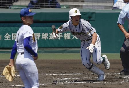 　聖光学院-鶴岡東　３回表鶴岡東２死二、三塁、桜井が左前に先制２点打を放つ。投手高野＝甲子園