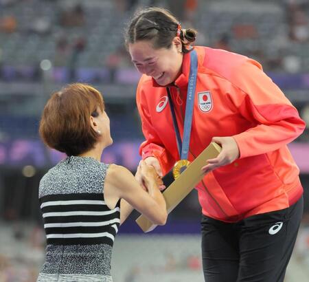 【写真】奇跡の57歳！「綺麗」「びっくり」北口榛花の横の美人メダリストに騒然