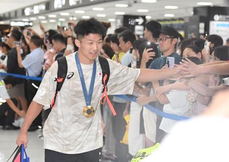 パリ五輪本隊が成田空港に帰国　レスリング金の日下、文田、藤波ら、セーリング銀の岡田らにファン６００人がねぎらい