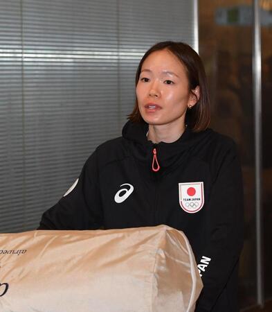 　帰国したマラソン女子・一山麻緒（撮影・佐々木彰尚）