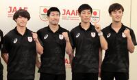 　帰国したパリ五輪陸上男子日本代表４×１００メートルリレーメンバーの（左から）坂井隆一郎、桐生祥秀、上山紘輝、柳田大輝