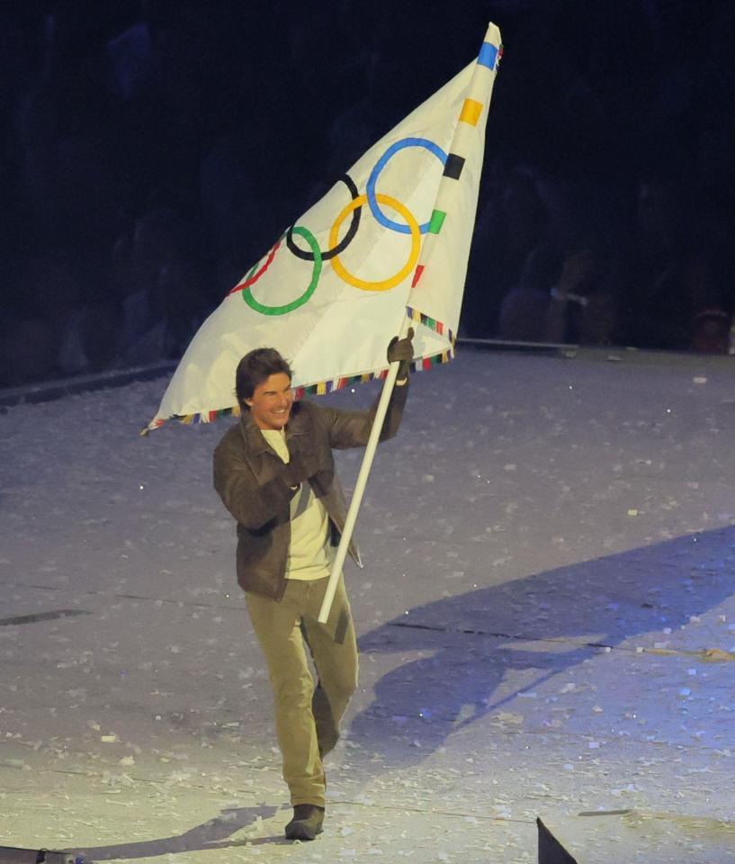 　パリ五輪閉会式で五輪旗を振るトム・クルーズ＝１１日、フランス競技場