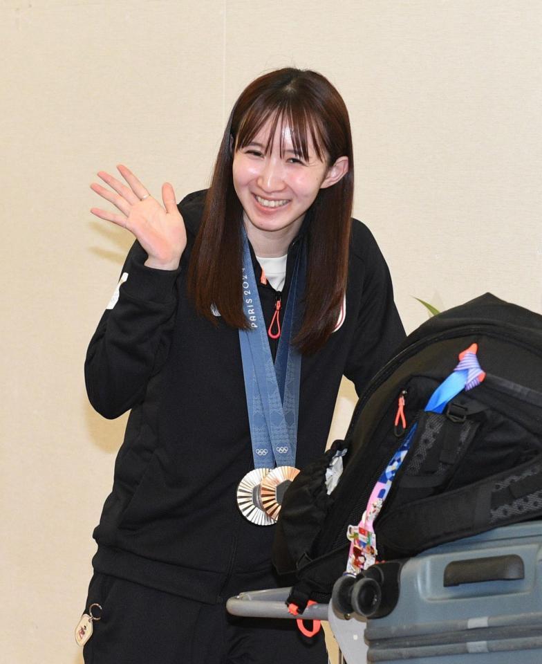 　笑顔で帰国したパリ五輪卓球団体の銀メダリスト・早田ひな（撮影・佐々木彰尚）