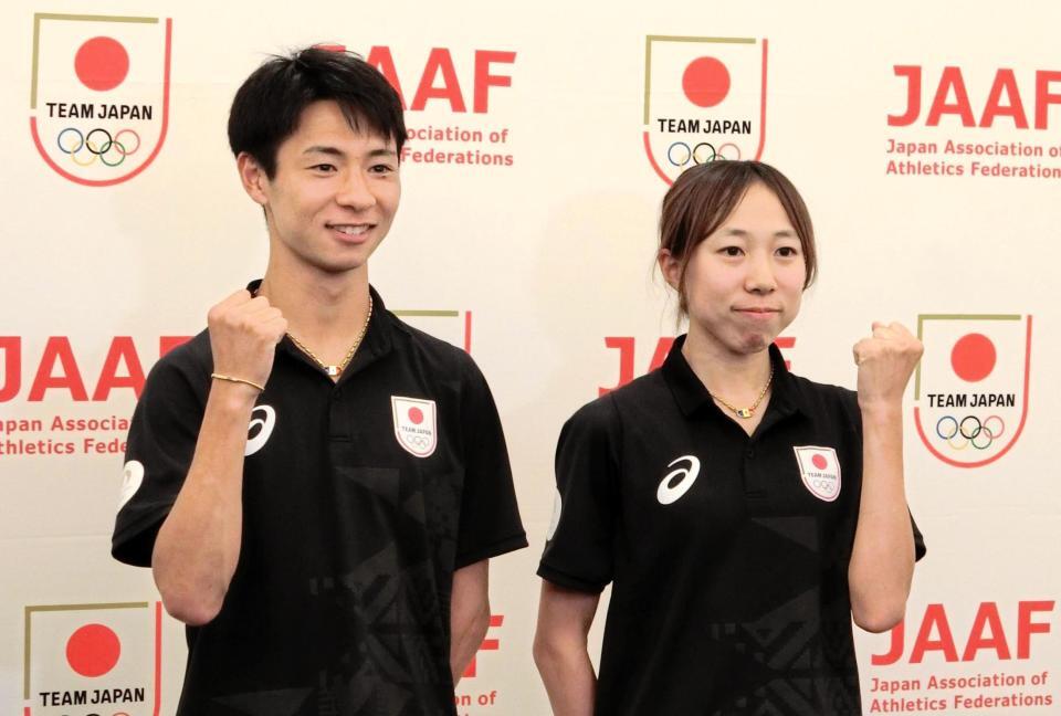 　帰国したパリ五輪マラソン代表の（左から）赤崎暁、鈴木優花