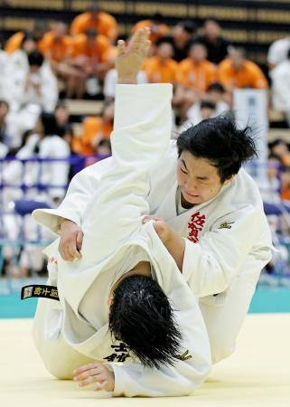 　女子７８キロ超級決勝で国士舘・荻野友里（下）を攻める佐賀商・井上朋香＝レゾナック武道ＳＣ