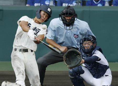 　西日本短大付-菰野　３回表西日本短大付２死一、二塁、安田が右越えに２点三塁打を放つ。捕手栗本＝甲子園