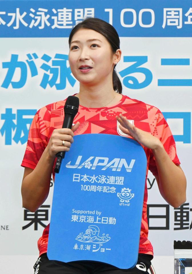 　日本水泳連盟のビート板寄贈イベントで話す池江璃花子