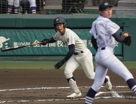 　中京大中京-神村学園　６回表神村学園１死二塁、上川床が中前に適時打を放つ。投手中井＝甲子園