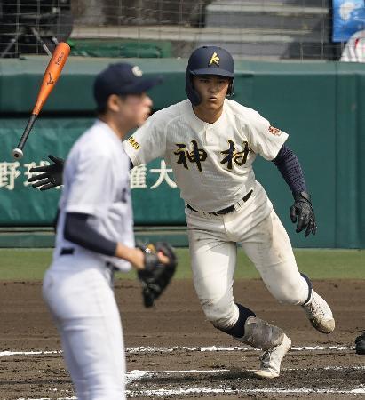 　中京大中京-神村学園　６回表神村学園２死三塁、今村が中前に適時打を放つ。投手中井＝甲子園