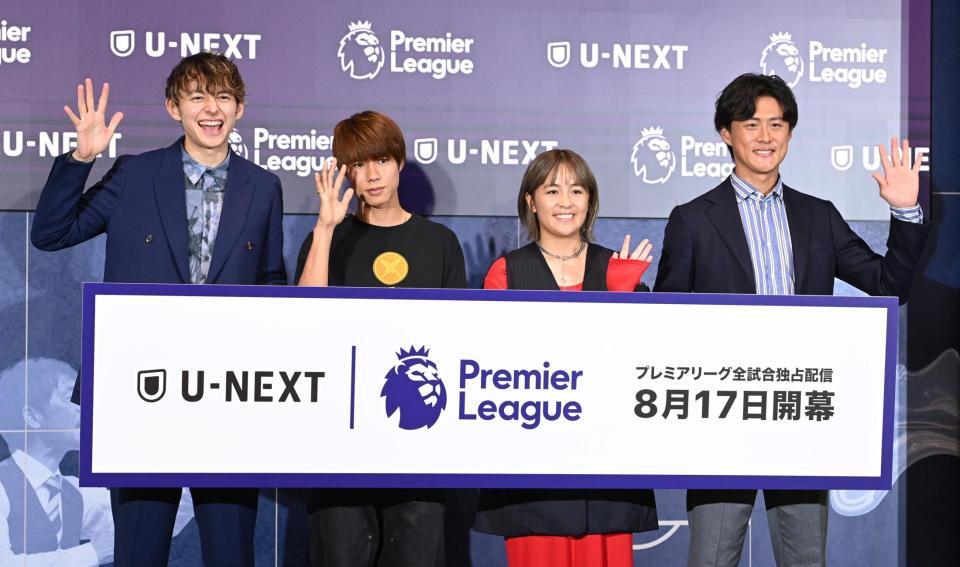 　手を振る（左から）ハリー杉山、堀米雄斗、岩渕真奈さん、李忠成氏（撮影・棚橋慶太）