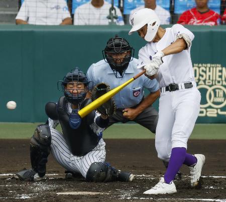 　明徳義塾-関東第一　２回表関東第一２死二塁、小島が一塁強襲の先制二塁打を放つ。捕手里山＝甲子園