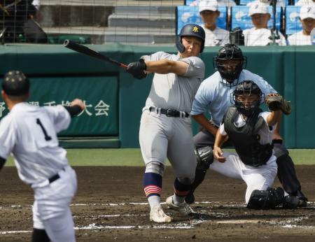 　青森山田-石橋　１回裏青森山田２死二塁、原田が右中間に先制２ランを放つ。投手柳田、捕手山下＝甲子園