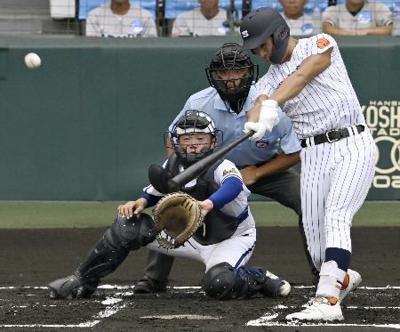 　霞ケ浦-滋賀学園　１回表滋賀学園２死一塁、岡田が右越えに先制の三塁打を放つ。捕手片見＝甲子園