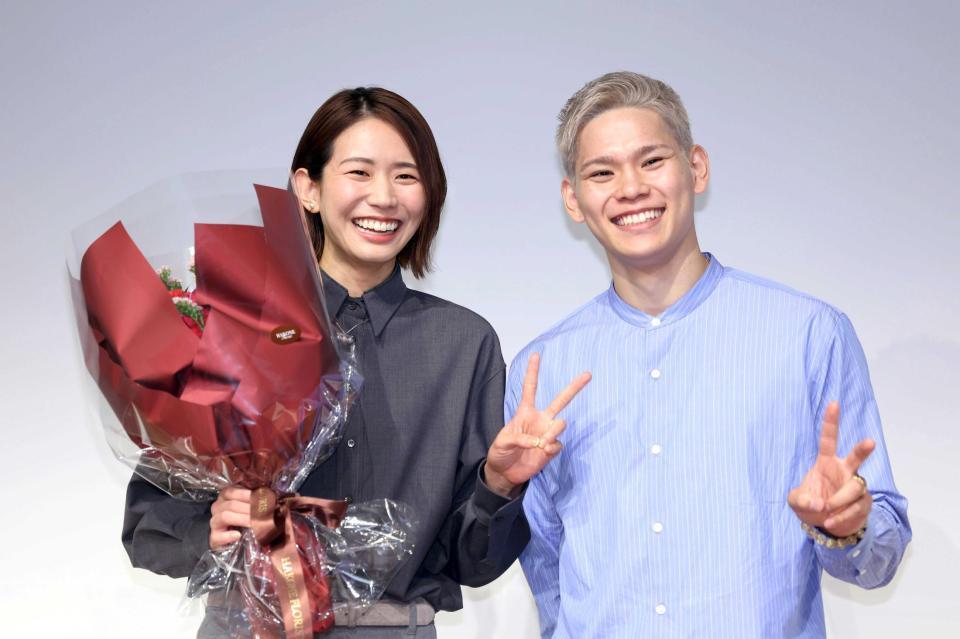 古賀紗理那 メダル届かず涙の五輪から満面の笑み！西田と夫婦Ｖサイン引退報告 第二の人生は「夫のお世話を頑張りたいなと」/スポーツ/デイリースポーツ  online