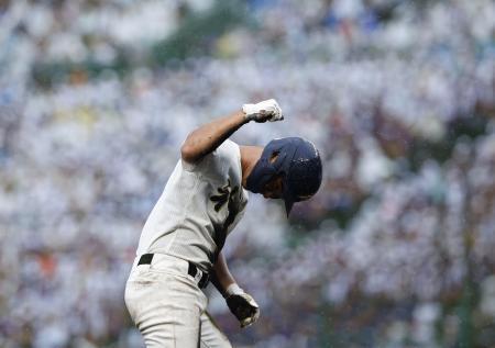 　大社-神村学園　７回表、２点三塁打を放ちガッツポーズする神村学園・岩下＝甲子園