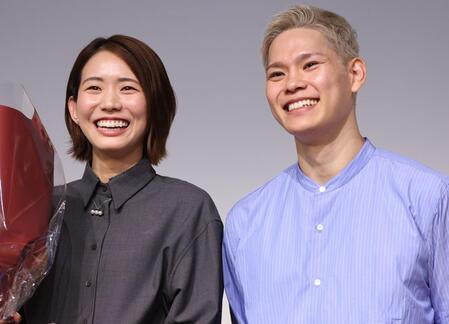 【写真】西田有志＆古賀紗理那夫妻　白＆黒スーツでビシッの寄り添い２ショが「素敵すぎる」