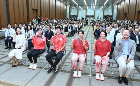 　社員と記念撮影に収まる（左から）馬場典子アナウンサー、早田ひな、桐生祥秀、出口クリスタ、出口ケリー、ハナコの岡部大（撮影・園田高夫）